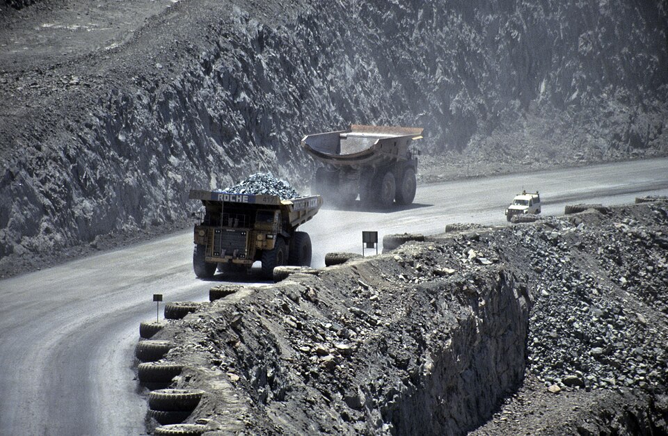 Bar chart comparing physical gold and mining stock returns during major financial crises